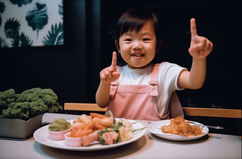 可爱的亚洲小女孩喜欢她的孩子套餐,在餐厅里用叉子吃自己的东西,同时用大拇指向上指,高清,摄影图,摄影图片,图片大全,摄影图免费下载